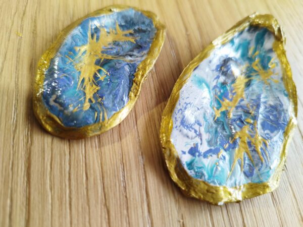 Boite à bijoux "Vagues" peintes à la main: pouring, décoration de table, cadeau de Noël, en huitre naturelle, doré à la main