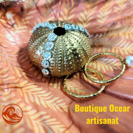 Décoration de table en coquillage naturel décoré à la main, Rivages Pourpres, évoque la lumière douce d'un sous bois en bord de mer