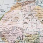 carte vintage de l’afrique et faune, flore et peuples (1897)